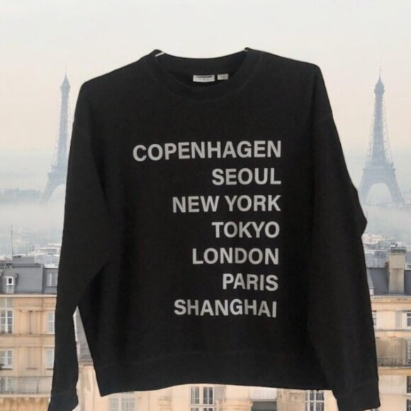👛 (ANY 2/$25) NOISY MAY Black Letter Printed Global Cities Sweatshirt - Picture 2 of 4